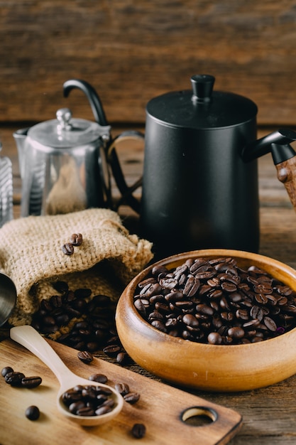 koffiebonen met infuus koffie op houten tafel