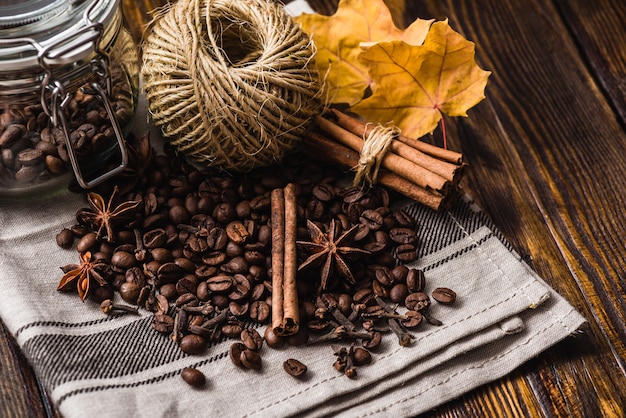 Koffiebonen met kruiden en herfstbladeren