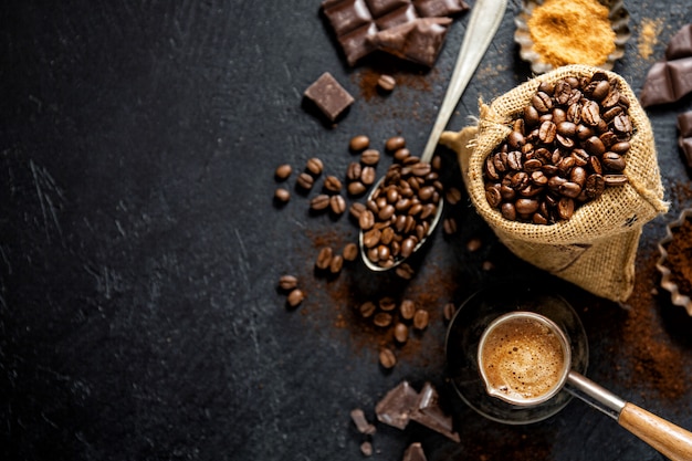 Koffiebonen met steunen voor het maken van koffie