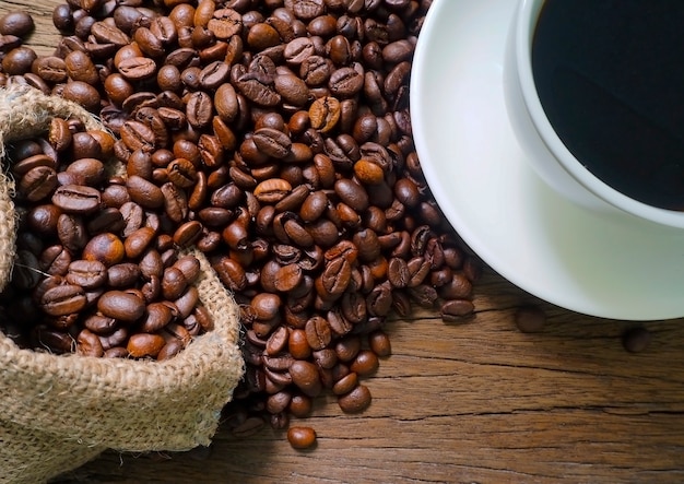 Koffiebonen met zwarte koffie op houten