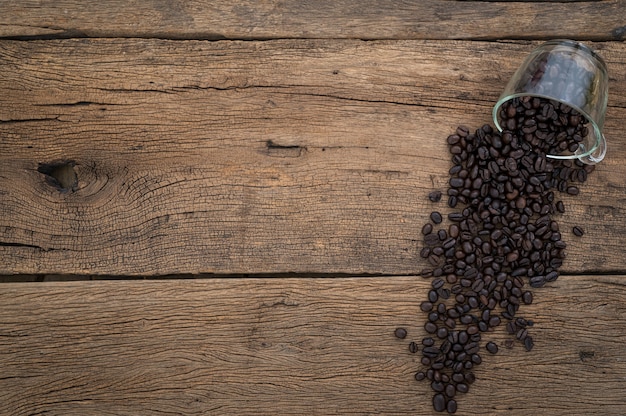 Koffiebonen op de tafel bovenaanzicht