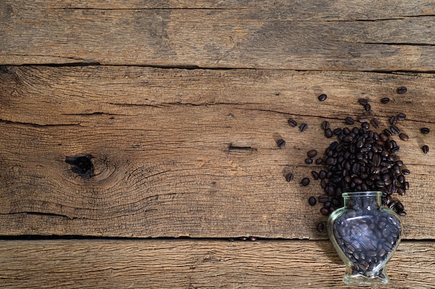 Koffiebonen op de tafel bovenaanzicht