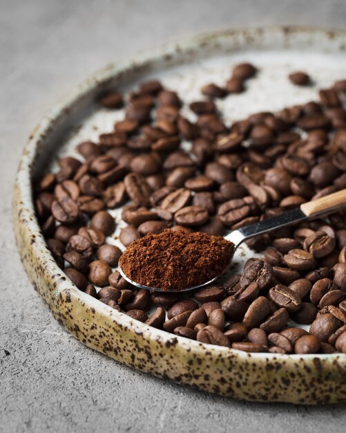 Koffiebonen op een bord Een lepel met gemalen koffie Arabica Macrofotografie in foodfotografie