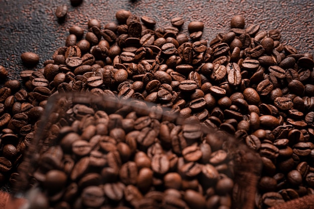 Koffiebonen op een donkere achtergrond. Medium-rare koffiebonen. Hoge kwaliteit foto