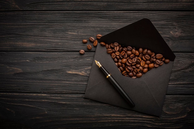 Koffiebonen op een envelop van kraftpapier Zwarte achtergrond