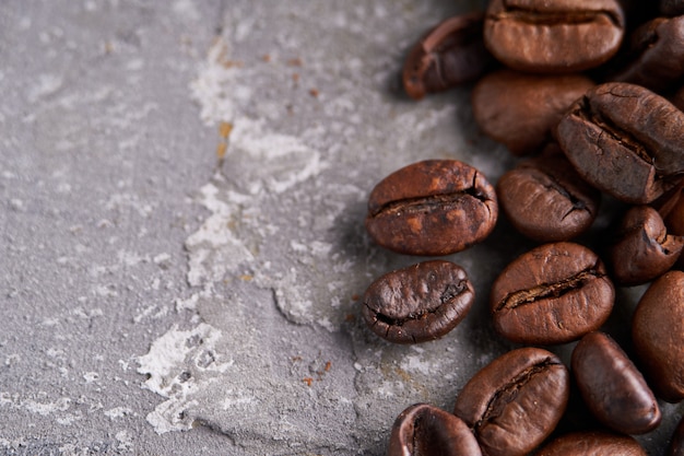 Koffiebonen op een grijze stenen tafel