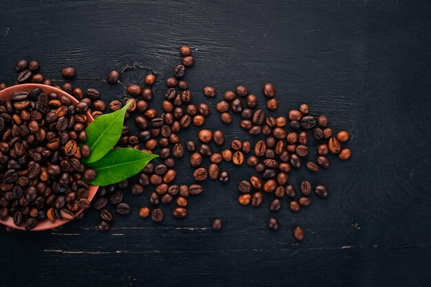 Koffiebonen Op een houten achtergrond Bovenaanzicht Ruimte kopiëren