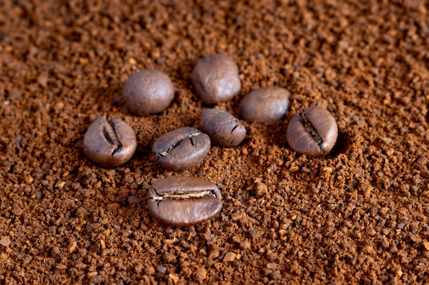 Koffiebonen op gemalen koffie, koffie zetten