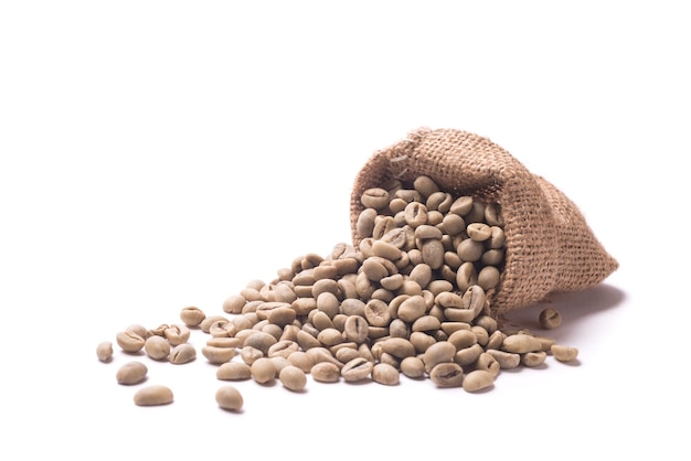 Koffiebonen stromen uit een sack van burlap tegen een witte achtergrond