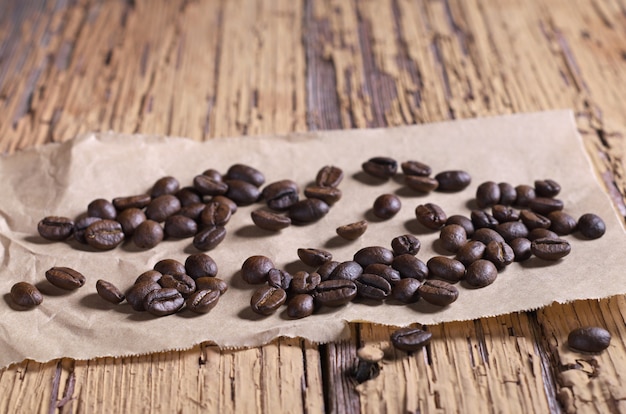 Koffiebonen verspreid over de tafel