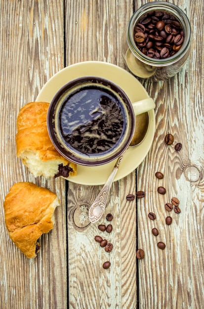 Koffieboon. een kopje koffie. selectieve aandacht.