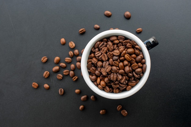 Koffieboon in kop op zwarte achtergrond