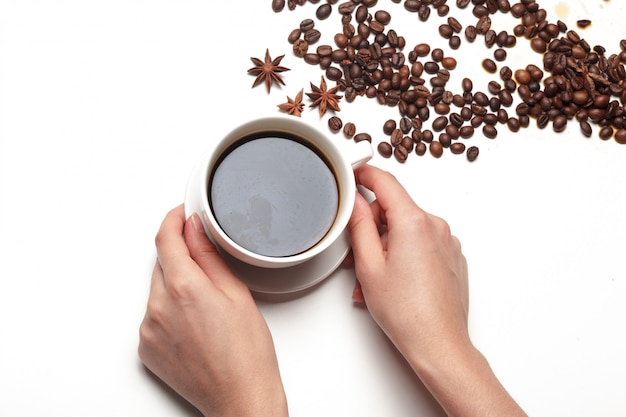 Koffieboon klein die kophoogtepunt van koffieboon op wit wordt geïsoleerd