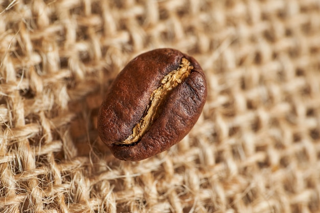 Koffieboon op gebreide stof. Bovenaanzicht