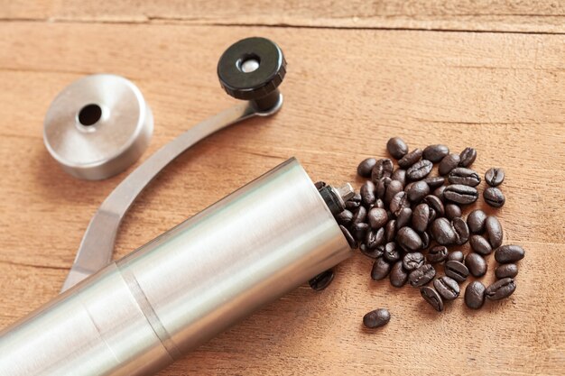Koffieboonvlek uit koffiemolen op oud hout.