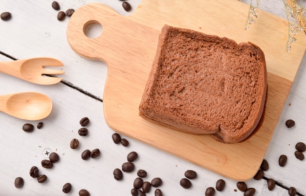 Koffiebrood en Koffieboon voor ontbijt op houten achtergrond