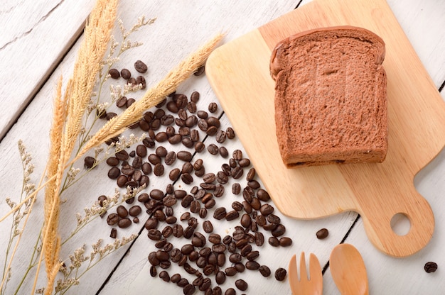 Koffiebrood en Koffieboon voor ontbijt op houten achtergrond