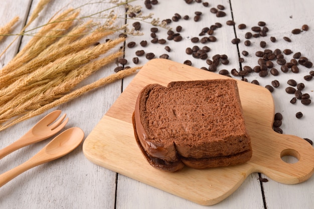 Koffiebrood en Koffieboon voor ontbijt op houten achtergrond