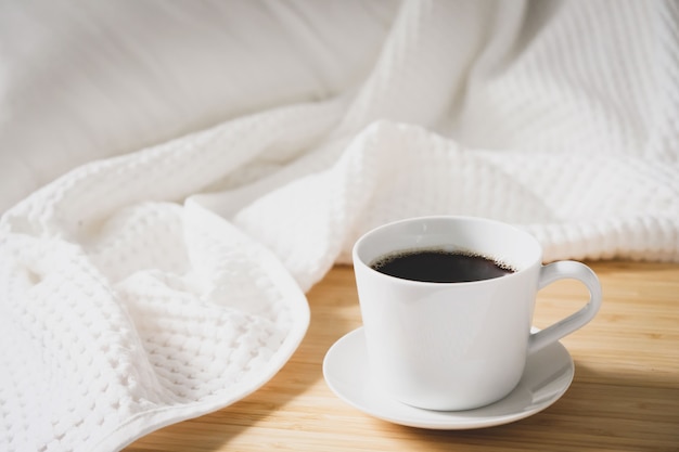 Koffiebrood in een witte kop die op het bed wordt geplaatst