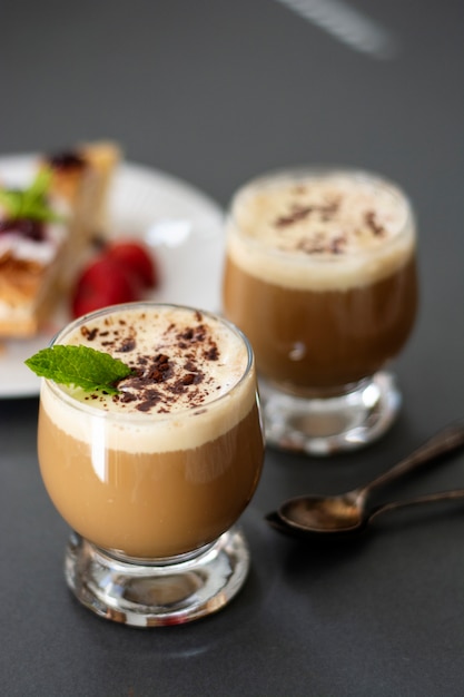 Koffiedrank met ijs, espresso. Affogato, zomer verfrissend drankje in glas.
