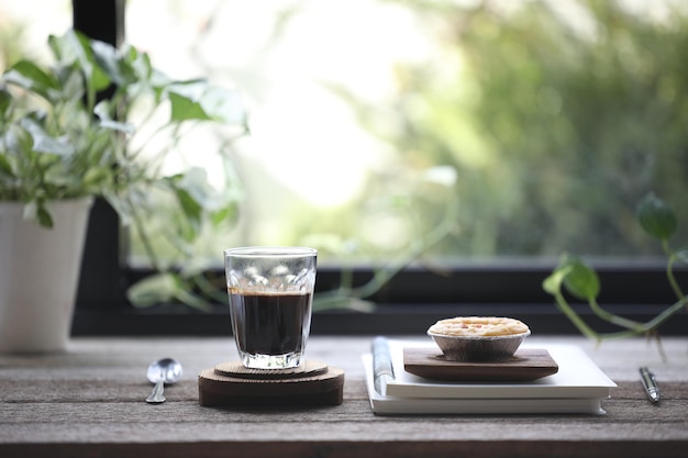 Koffieglazen beker en eitaartdessert met notitieboekjes