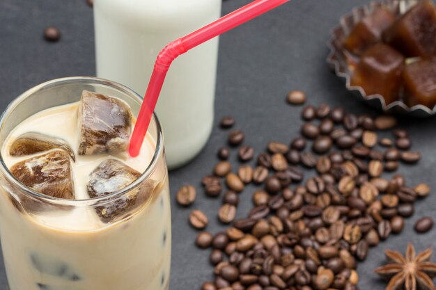 Koffieijsblokjes in glas met koffie en melk.