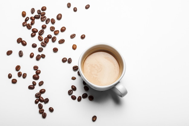 Koffiekop en bonen op een witte achtergrond