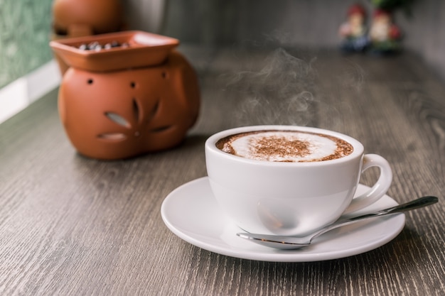 Koffiekop en koffiebonen op houten lijst