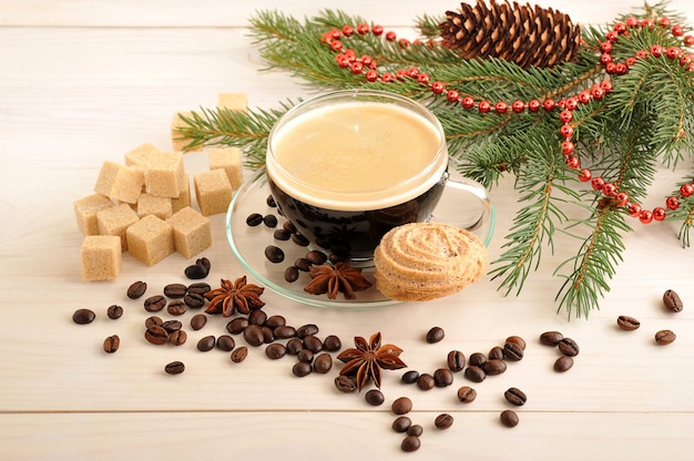 Koffiekop met koekjes op een Kerstmisoppervlakte