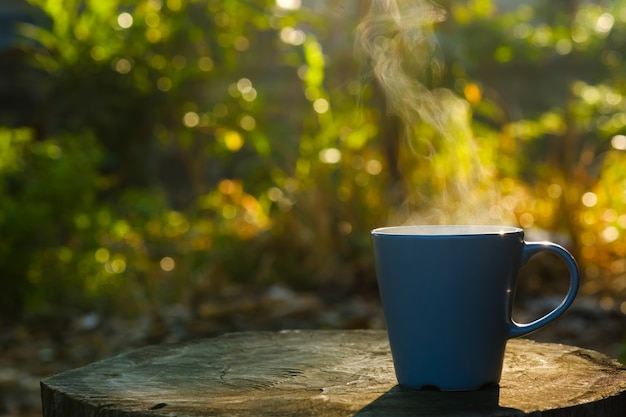 Koffiekop met rook gezet op logboek met exemplaarruimte