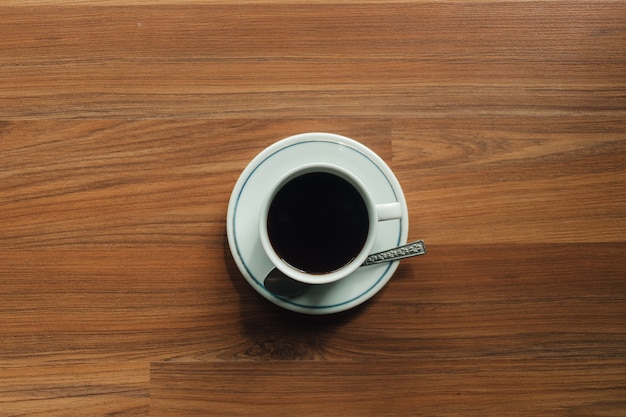 Koffiekop op de houten vloer in de ochtend.