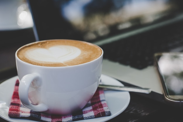 Koffiekop op de tafel in de ochtend.