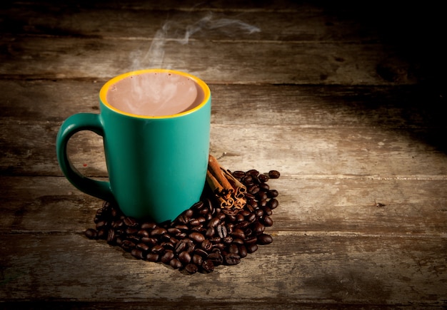 Koffiekop op een houten lijst. Donkere achtergrond.