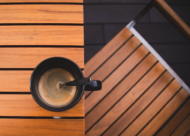 Koffiekop op een houten lijst