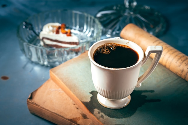 Koffiekop op rustieke achtergrond, klassiek concept.