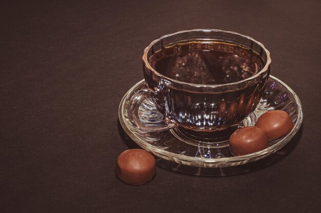 Koffiekopje, bonen, chocolade en bitterkoekjes op oude keukentafel. Bovenaanzicht met copyspace voor uw tekst