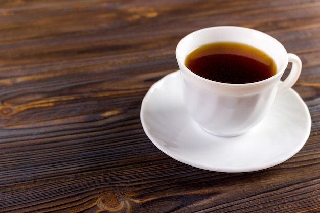 Koffiekopje bovenaanzicht op houten tafel achtergrond.