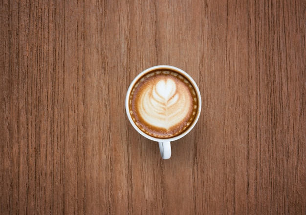 Koffiekopje bovenaanzicht op oude houten tafel