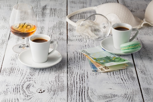 Koffiekopje en beha op tafel