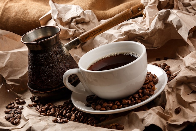 Koffiekopje en cezve voor Turkse koffie