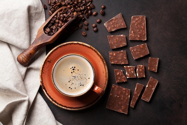 Koffiekopje en chocolade op oude keukentafel