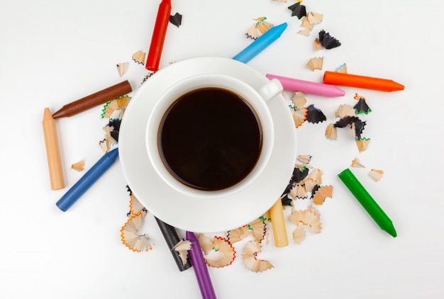 Koffiekopje en geslepen potloden met Pencil Shaving