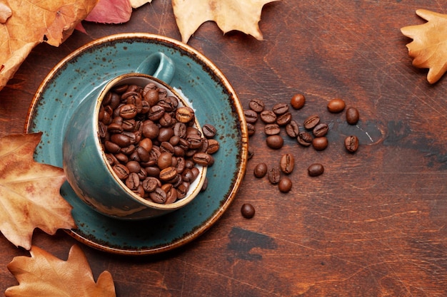 Koffiekopje en herfstbladeren