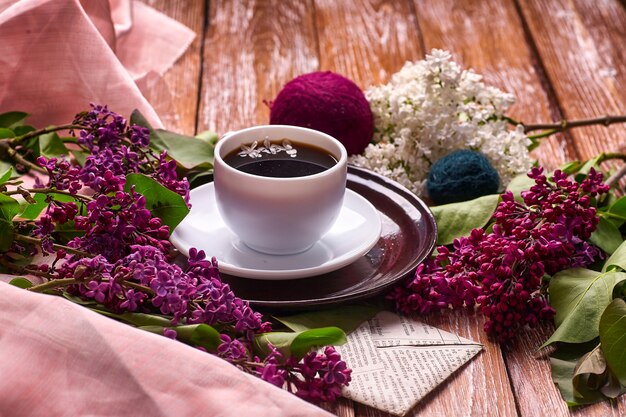 Koffiekopje En Kleurrijke Lila Bloemen Op Tuin Houten Tafel