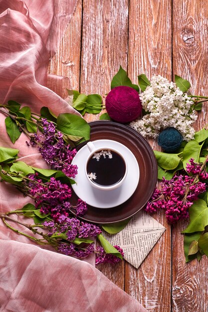 Koffiekopje En Kleurrijke Lila Bloemen Op Tuin Houten Tafel