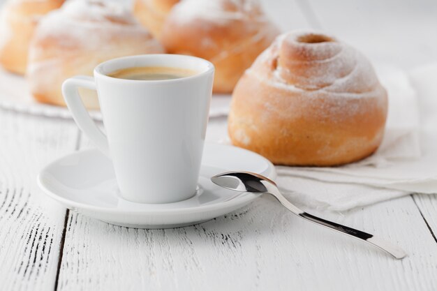 Koffiekopje en koekjes met vrije ruimte