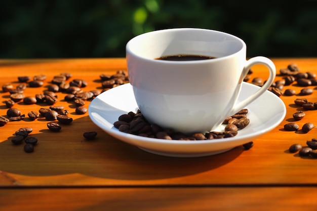 Koffiekopje en koffiebonen op blauwe houten achtergrond