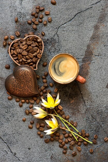 Koffiekopje en koffiebonen op een grijze achtergrond