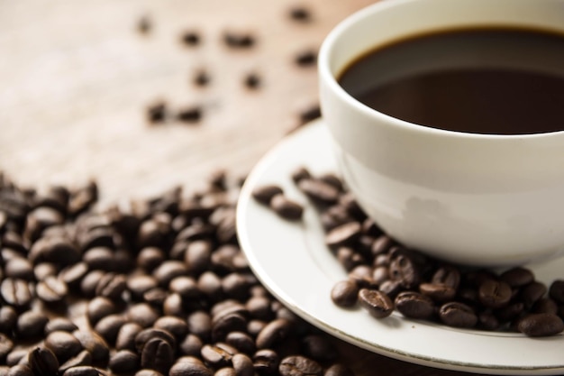 Koffiekopje en koffiebonen op houten tafel