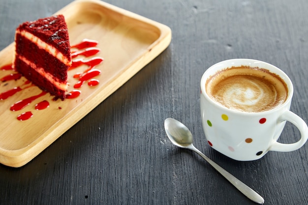 Koffiekopje en Red Velvet Cake